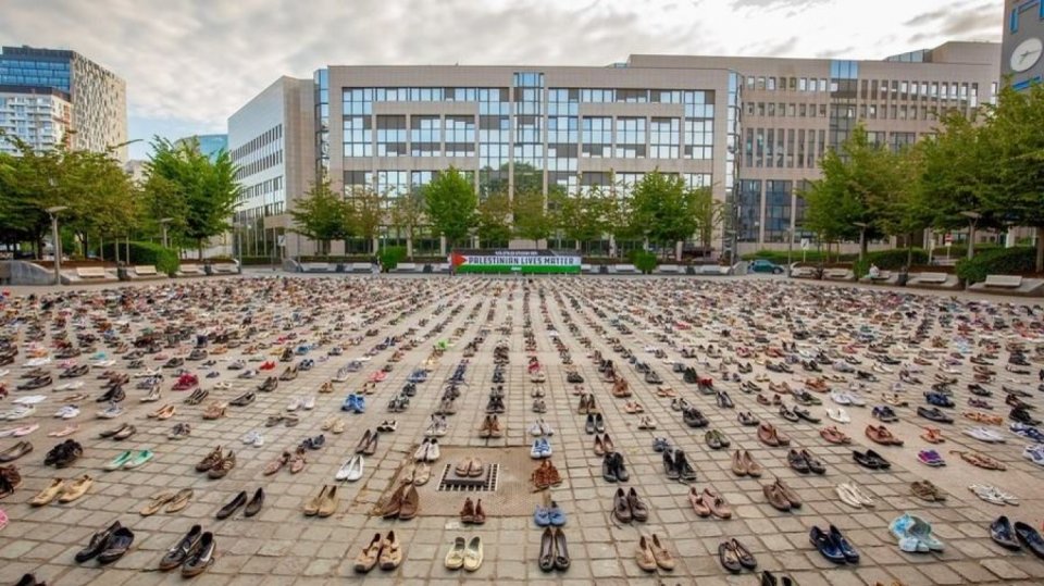 Bruselské náměstí plné bot za zabité Palestince
